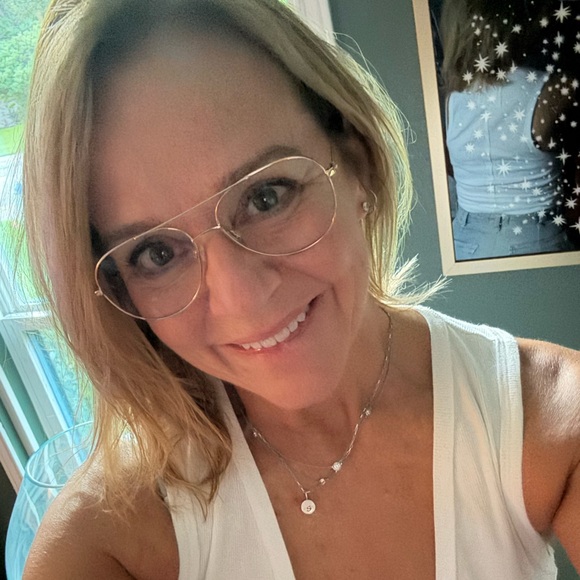 Meet your Posher, Stephanie - Picture 1 of 1